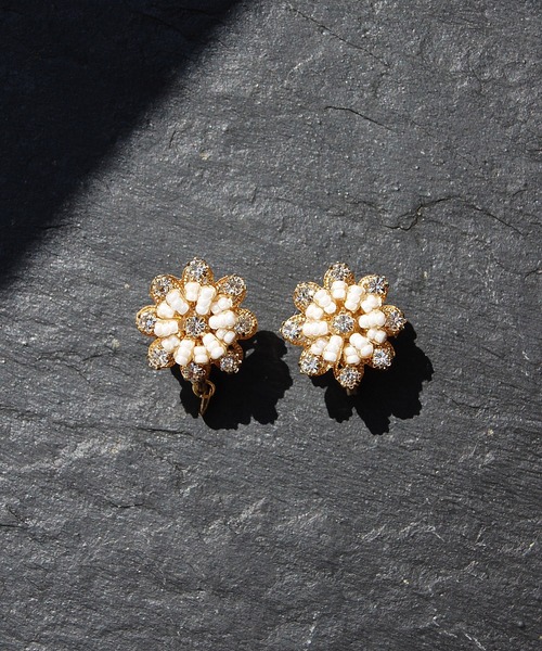 MAYGLOBE（メイグローブ）の「MAYGLOBE Veil / フラワーモチーフイヤリング（イヤリング・レディース・シルバー/ゴールド・FREE）」の10枚目の写真