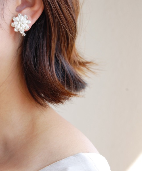 MAYGLOBE（メイグローブ）の「MAYGLOBE Veil / フラワーモチーフイヤリング（イヤリング・レディース・シルバー/ゴールド・FREE）」の8枚目の写真