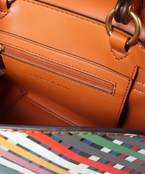 CHARLES & KEITH（チャールズ & キース）の「キャンバストラペーズ トップハンドルバッグ / Canvas Trapeze Top Handle Bag（ハンドバッグ・レディース・ブラック/オリーブ/ライトブラウン/マルチ/ブラック系その他2・M）」の12枚目の写真