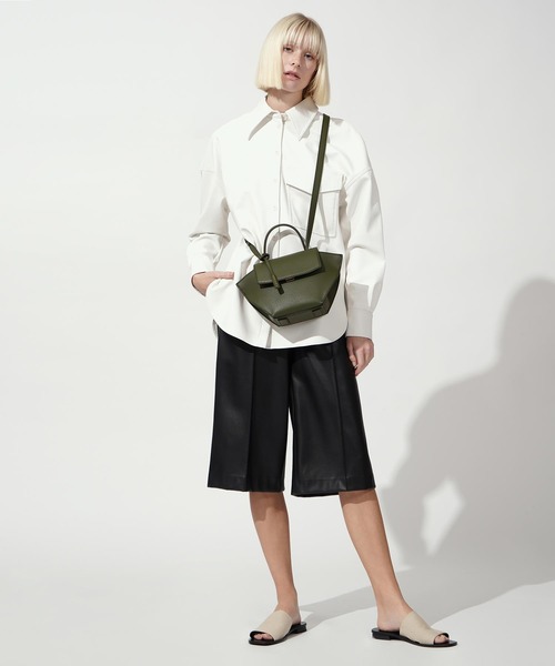 CHARLES & KEITH（チャールズ & キース）の「キャンバストラペーズ トップハンドルバッグ / Canvas Trapeze Top Handle Bag（ハンドバッグ・レディース・ブラック/オリーブ/ライトブラウン/マルチ/ブラック系その他2・M）」の17枚目の写真