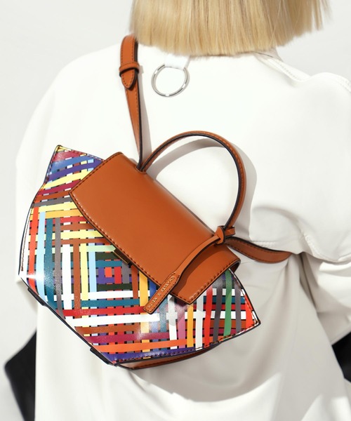 CHARLES & KEITH（チャールズ & キース）の「キャンバストラペーズ トップハンドルバッグ / Canvas Trapeze Top Handle Bag（ハンドバッグ・レディース・ブラック/オリーブ/ライトブラウン/マルチ/ブラック系その他2・M）」の16枚目の写真