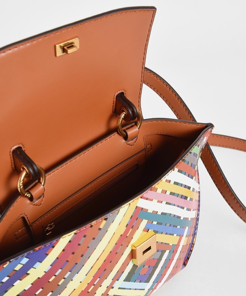 CHARLES & KEITH（チャールズ & キース）の「キャンバストラペーズ トップハンドルバッグ / Canvas Trapeze Top Handle Bag（ハンドバッグ・レディース・ブラック/オリーブ/ライトブラウン/マルチ/ブラック系その他2・M）」の13枚目の写真