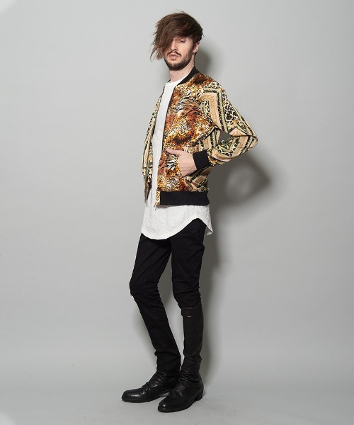 極美品✨D.Nart.Ampta 23SS 総柄 ペイント柄ブルゾン MA-1 NO ID.（ノーアイディ）の「mj7126-総柄MA-1-BLZ ブルゾン（MA-1