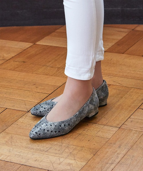 coca(ANDEX shoes product)(コカ)の「coca / コカ 星スタッズ付き ポインテッドトゥ ローヒール パンプス 420002(パンプス・レディース・パイソン/ブラック/ベージュ・23.5cm/24.5cm/22cm/23cm/22.5cm/24cm)」の3枚目の写真