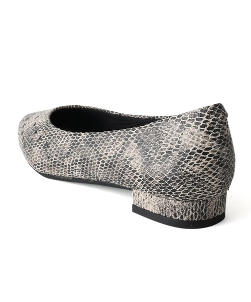 coca(ANDEX shoes product)(コカ)の「coca / コカ 星スタッズ付き ポインテッドトゥ ローヒール パンプス 420002(パンプス・レディース・パイソン/ブラック/ベージュ・23.5cm/24.5cm/22cm/23cm/22.5cm/24cm)」の6枚目の写真