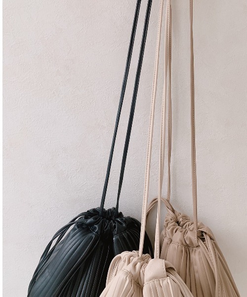 VANNIE U（ヴァニーユー）の「レザープリーツBAG（ショルダーバッグ・レディース・ブラック/アイボリー/ベージュ・FREE）」の5枚目の写真