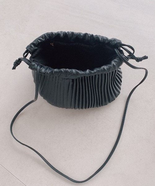 VANNIE U（ヴァニーユー）の「レザープリーツBAG（ショルダーバッグ・レディース・ブラック/アイボリー/ベージュ・FREE）」の14枚目の写真