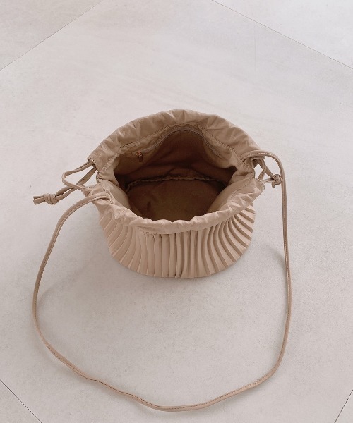 VANNIE U（ヴァニーユー）の「レザープリーツBAG（ショルダーバッグ・レディース・ブラック/アイボリー/ベージュ・FREE）」の12枚目の写真