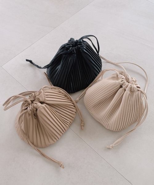 VANNIE U（ヴァニーユー）の「レザープリーツBAG（ショルダーバッグ・レディース・ブラック/アイボリー/ベージュ・FREE）」の4枚目の写真