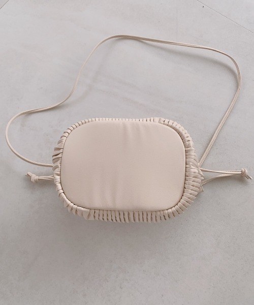 VANNIE U（ヴァニーユー）の「レザープリーツBAG（ショルダーバッグ・レディース・ブラック/アイボリー/ベージュ・FREE）」の11枚目の写真