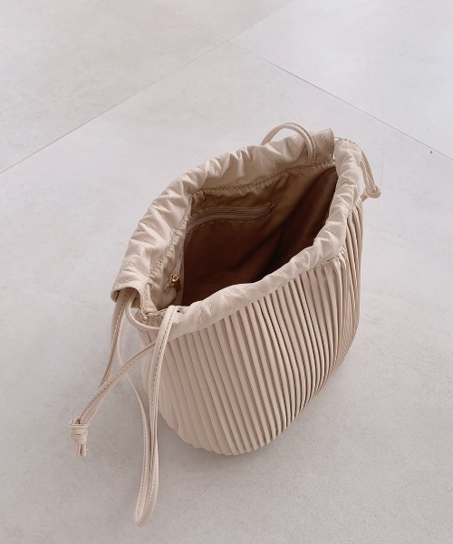 VANNIE U（ヴァニーユー）の「レザープリーツBAG（ショルダーバッグ・レディース・ブラック/アイボリー/ベージュ・FREE）」の10枚目の写真
