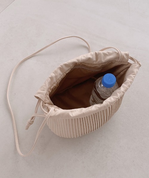 VANNIE U（ヴァニーユー）の「レザープリーツBAG（ショルダーバッグ・レディース・ブラック/アイボリー/ベージュ・FREE）」の7枚目の写真