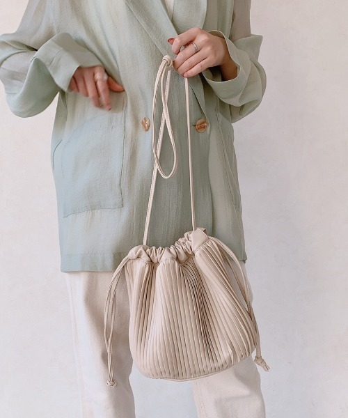 VANNIE U（ヴァニーユー）の「レザープリーツBAG（ショルダーバッグ・レディース・ブラック/アイボリー/ベージュ・FREE）」の16枚目の写真