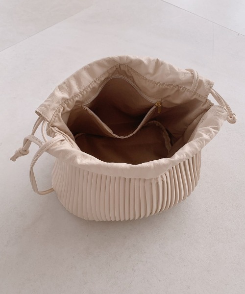 VANNIE U（ヴァニーユー）の「レザープリーツBAG（ショルダーバッグ・レディース・ブラック/アイボリー/ベージュ・FREE）」の6枚目の写真