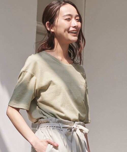 Lee(リー)の「Lee(R)別注 ポケット刺繍Tシャツ(Tシャツ/カットソー・レディース・アイボリー/ガンメタ/カーキ・02)」の1枚目の写真