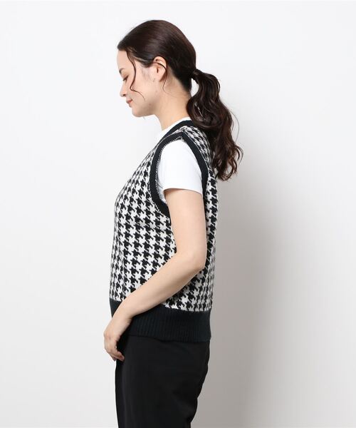 SPINNS(スピンズ)の「千鳥柄 深Vネック アクリルニットベスト(ベスト・レディース・ブラック・ONESIZE)」の3枚目の写真