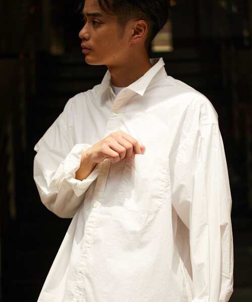 FREAK'S STORE（フリークスストア）の「ビックシルエット レギュラーカラーシャツ/タイプライター/デニム/コーデュロイ（シャツ/ブラウス・メンズ・ホワイト/ライトグレー/ブラウン/ブルー/ストライプ/ダークネイビー/オフホワイト/チェック/ダークブラウン/ベージュ・MEDIUM/LARGE）」の2枚目の写真