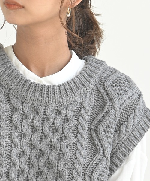 rps（アールピーエス）の「ウール混ケーブルニットベスト（ベスト・レディース・アイボリー/モカ/杢グレー・M）」の7枚目の写真