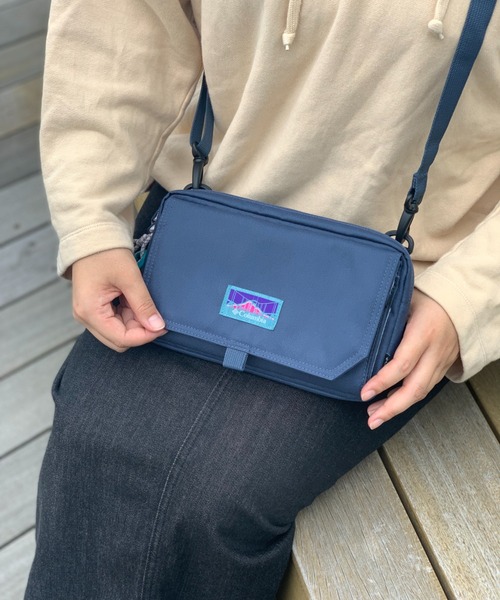 Columbia（コロンビア）の「【Columbia】プライスストリーム ショルダーウォレット（ショルダーバッグ・レディース・ブラック/ネイビー/オレンジ/グリーン/グレイッシュベージュ・FREE）」の4枚目の写真