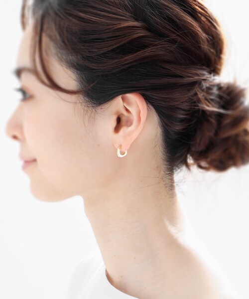COCOSHNIK（ココシュニック）の「K10トラペーズ フープピアス（ピアス（両耳用）・レディース・ホワイト系その他7・00）」の4枚目の写真