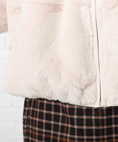 Cutie Blonde(キューティーブロンド)の「◆【S-LL】フーデットフェイクファーブルゾン(ブルゾン・レディース・ブラック/ブラウン系その他/ライトベージュ/ピンク系・01/02/03/04)」の19枚目の写真