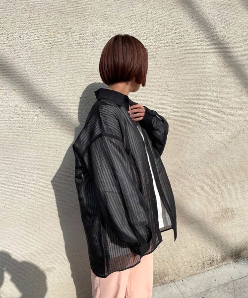JUGLANS(ユグランス)の「☆ 圧倒的抜け感。シアーストライプビッグシャツ 30414H132(シャツ/ブラウス・レディース・ブラック/ピンク/ライム・FREE)」の2枚目の写真