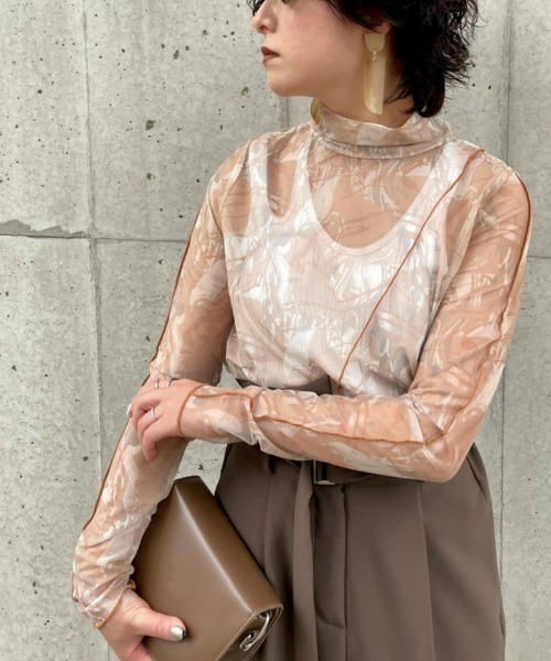 Ezick(エジック)の「2WAYアートプリントシアートップス(Tシャツ/カットソー・レディース・ライトグリーン/アイボリー/ライトブラウン・FREE)」の3枚目の写真