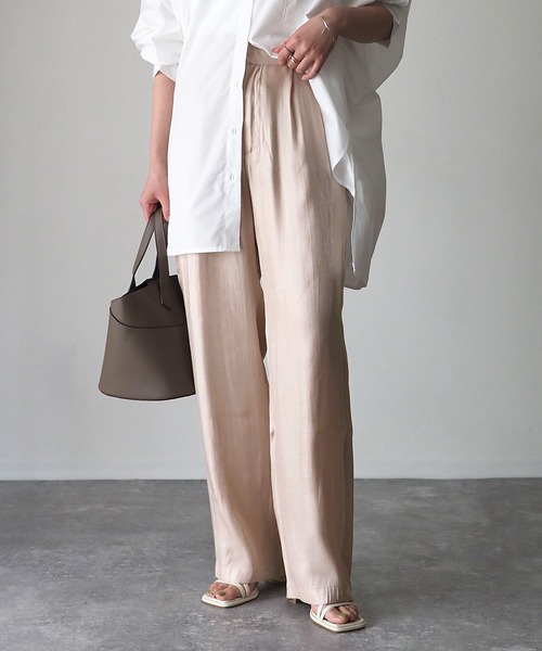 Riberry（リベリー）の「サテンストレートパンツ（その他パンツ・レディース・ベージュ/グリーン・MEDIUM）」の2枚目の写真