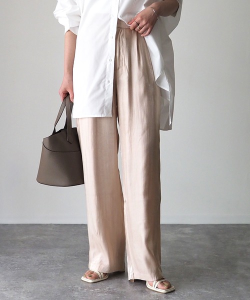 Riberry（リベリー）の「サテンストレートパンツ（その他パンツ・レディース・ベージュ/グリーン・MEDIUM）」の9枚目の写真