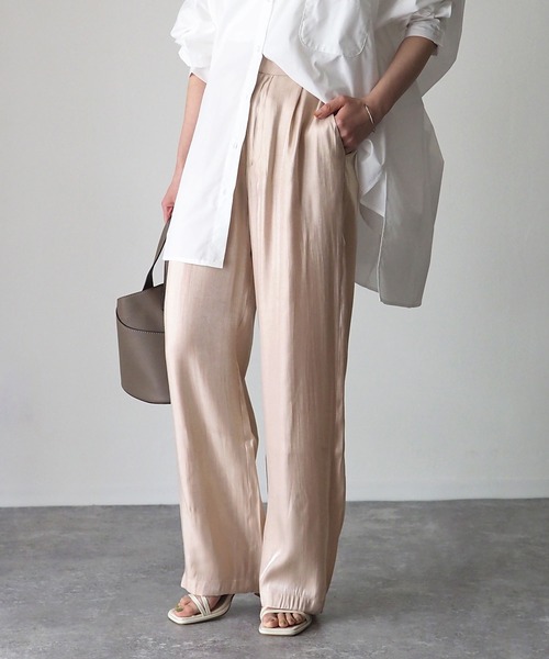 Riberry（リベリー）の「サテンストレートパンツ（その他パンツ・レディース・ベージュ/グリーン・MEDIUM）」の4枚目の写真