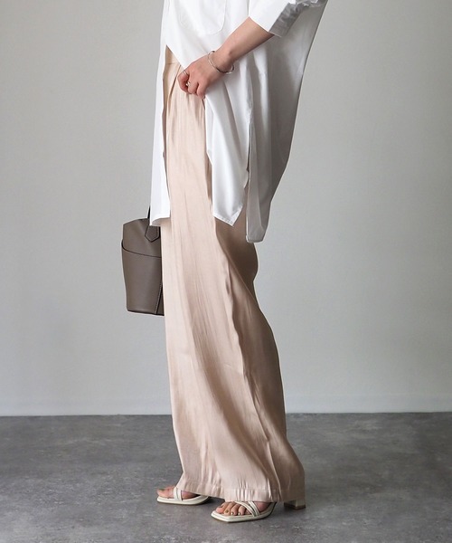 Riberry（リベリー）の「サテンストレートパンツ（その他パンツ・レディース・ベージュ/グリーン・MEDIUM）」の13枚目の写真