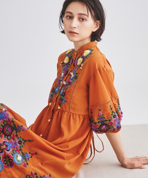 GRACE CONTINENTAL(グレースコンチネンタル)の「マルチフラワースタンドワンピース(ワンピース・レディース・ブラック/オレンジ・36)」の2枚目の写真