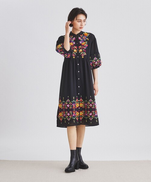 GRACE CONTINENTAL(グレースコンチネンタル)の「マルチフラワースタンドワンピース(ワンピース・レディース・ブラック/オレンジ・36)」の1枚目の写真