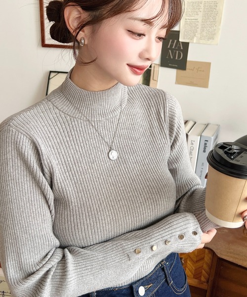 moment+(モーメントプラス)の「【累計販売枚数6万枚突破!】12G 袖口ボタンボトルネックリブニットプルオーバー(ニット/セーター・レディース・アイボリー/イエロー/グリーン/オレンジ/ブルー/チャコールグレー/ブラック/ダークグリーン/グレー系その他/ナチュラル/ボルドー/レッド/ブラウン系その他/ライトブルー/ピンクベージュ/杢グレー/ネイビー/ラベンダー/ブラウン・FREE/M/L)」の4枚目の写真