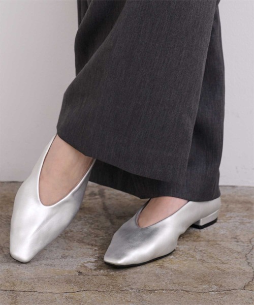 UR'S（ユアーズ）の「ナロースクエアトゥフラットパンプス（パンプス・レディース・ホワイト/ベージュ系その他/ブラック/シルバー/ゴールド/モカ・M/LL/L/S）」の5枚目の写真
