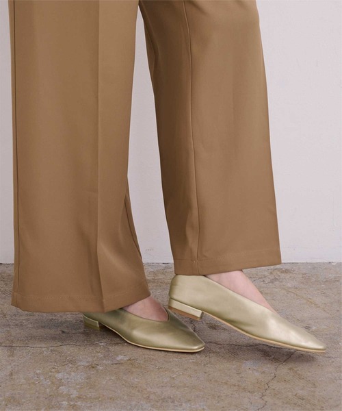 UR'S（ユアーズ）の「ナロースクエアトゥフラットパンプス（パンプス・レディース・ホワイト/ベージュ系その他/ブラック/シルバー/ゴールド/モカ・M/LL/L/S）」の6枚目の写真