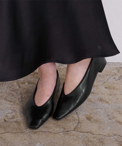 UR'S（ユアーズ）の「ナロースクエアトゥフラットパンプス（パンプス・レディース・ホワイト/ベージュ系その他/ブラック/シルバー/ゴールド/モカ・M/LL/L/S）」の10枚目の写真