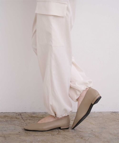 UR'S（ユアーズ）の「ナロースクエアトゥフラットパンプス（パンプス・レディース・ホワイト/ベージュ系その他/ブラック/シルバー/ゴールド/モカ・M/LL/L/S）」の18枚目の写真