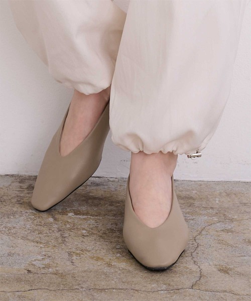 UR'S（ユアーズ）の「ナロースクエアトゥフラットパンプス（パンプス・レディース・ホワイト/ベージュ系その他/ブラック/シルバー/ゴールド/モカ・M/LL/L/S）」の19枚目の写真