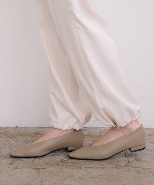 UR'S（ユアーズ）の「ナロースクエアトゥフラットパンプス（パンプス・レディース・ホワイト/ベージュ系その他/ブラック/シルバー/ゴールド/モカ・M/LL/L/S）」の22枚目の写真