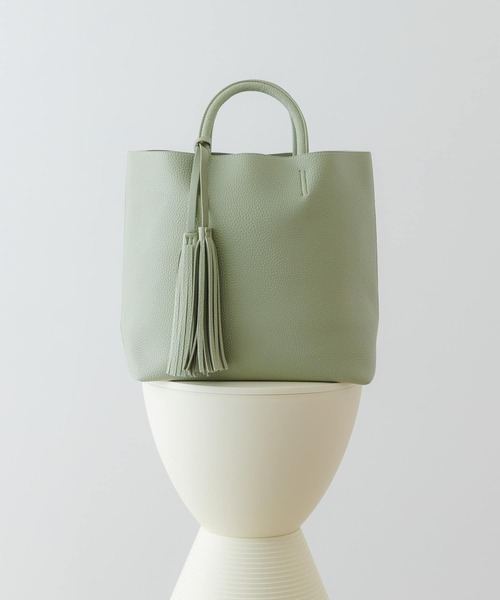 RODE SKO(ロデスコ)の「タッセル付軽量シンプルトートバッグ(トートバッグ・レディース・ブラック/ホワイト系その他/ブラウン系その他/グリーン系その他/レッド/ミント/ベージュ系その他/ゴールド/ライトカーキ/グレー系その他/キャメル・ONE)」の6枚目の写真