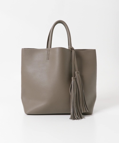 RODE SKO(ロデスコ)の「タッセル付軽量シンプルトートバッグ(トートバッグ・レディース・ブラック/ホワイト系その他/ブラウン系その他/グリーン系その他/レッド/ミント/ベージュ系その他/ゴールド/ライトカーキ/グレー系その他/キャメル・ONE)」の12枚目の写真