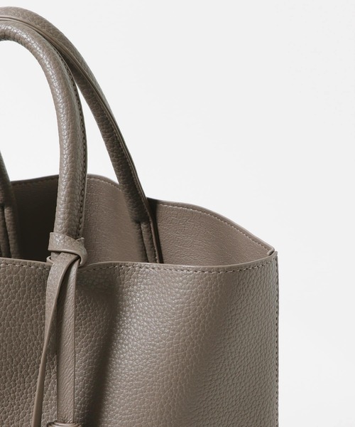 RODE SKO(ロデスコ)の「タッセル付軽量シンプルトートバッグ(トートバッグ・レディース・ブラック/ホワイト系その他/ブラウン系その他/グリーン系その他/レッド/ミント/ベージュ系その他/ゴールド/ライトカーキ/グレー系その他/キャメル・ONE)」の13枚目の写真