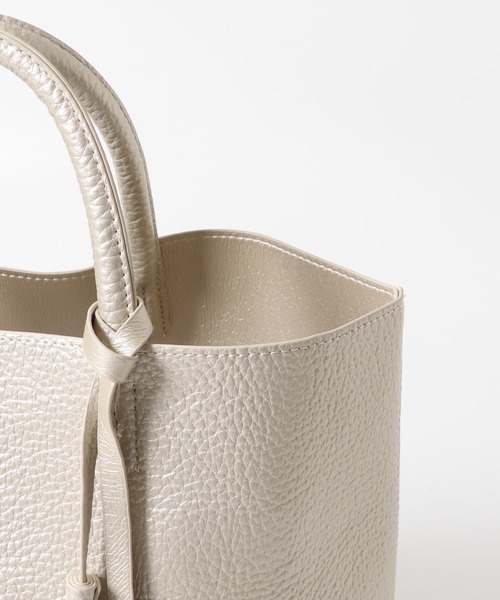 RODE SKO(ロデスコ)の「タッセル付軽量シンプルトートバッグ(トートバッグ・レディース・ブラック/ホワイト系その他/ブラウン系その他/グリーン系その他/レッド/ミント/ベージュ系その他/ゴールド/ライトカーキ/グレー系その他/キャメル・ONE)」の15枚目の写真