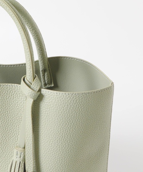 RODE SKO(ロデスコ)の「タッセル付軽量シンプルトートバッグ(トートバッグ・レディース・ブラック/ホワイト系その他/ブラウン系その他/グリーン系その他/レッド/ミント/ベージュ系その他/ゴールド/ライトカーキ/グレー系その他/キャメル・ONE)」の19枚目の写真