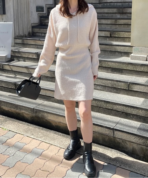 LE MORE(リモア)の「フーディーリブニットミニワンピース(ワンピース・レディース・ライトグレー/アイボリー/チャコール・FREE)」の18枚目の写真