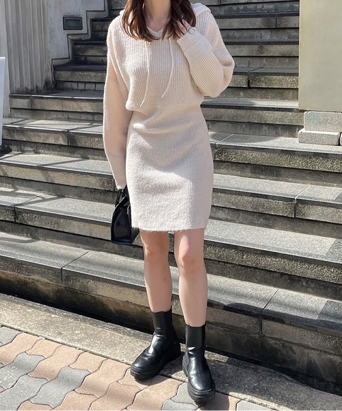 LE MORE(リモア)の「フーディーリブニットミニワンピース(ワンピース・レディース・ライトグレー/アイボリー/チャコール・FREE)」の19枚目の写真