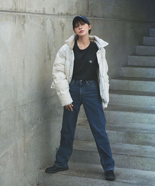 Calvin Klein（カルバン・クライン）の「【WEB限定】ユニセックス スタンドカラー ダウンジャケット（ダウンジャケット/コート・レディース・ブラック/その他/アイボリー/オレンジ・XL/M/S/L）」の5枚目の写真