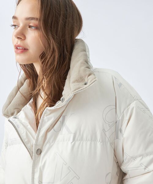 Calvin Klein（カルバン・クライン）の「【WEB限定】ユニセックス スタンドカラー ダウンジャケット（ダウンジャケット/コート・レディース・ブラック/その他/アイボリー/オレンジ・XL/M/S/L）」の19枚目の写真