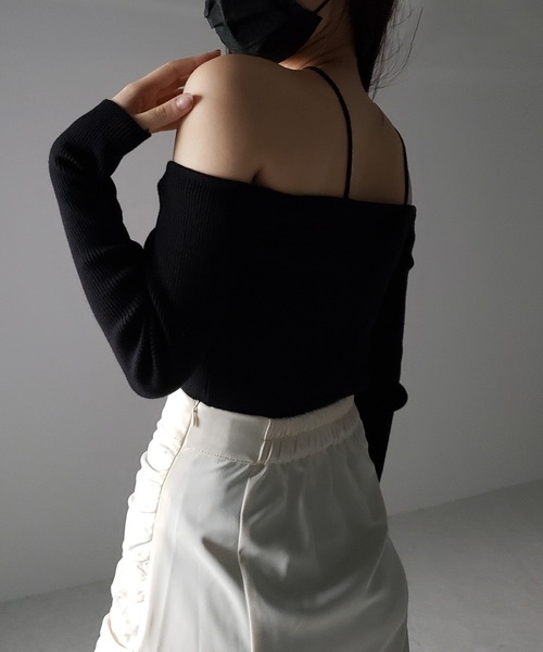 me+em select（ミームセレクト）の「【 ２color 】クロスストラップオフショルダーリブニット（ニット/セーター・レディース・ホワイト/ブラック・FREE）」の5枚目の写真